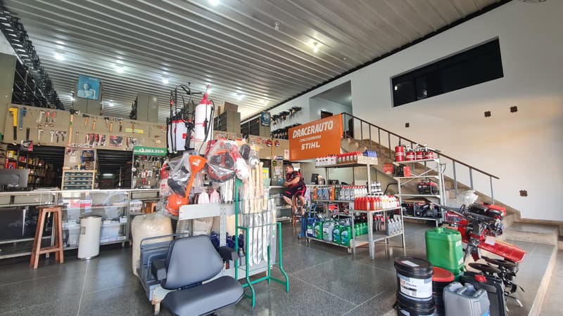 Carretéis de mangueira, cabos e bancada de serviço na loja