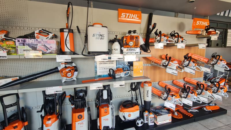 Parede de motosserras e lavadoras STIHL na concessionária