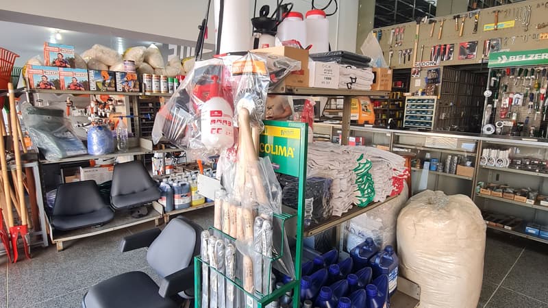 Gaveteiros e prateleiras de peças pequenas no balcão